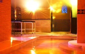 Piscina de agua caliente y camillas de masaje